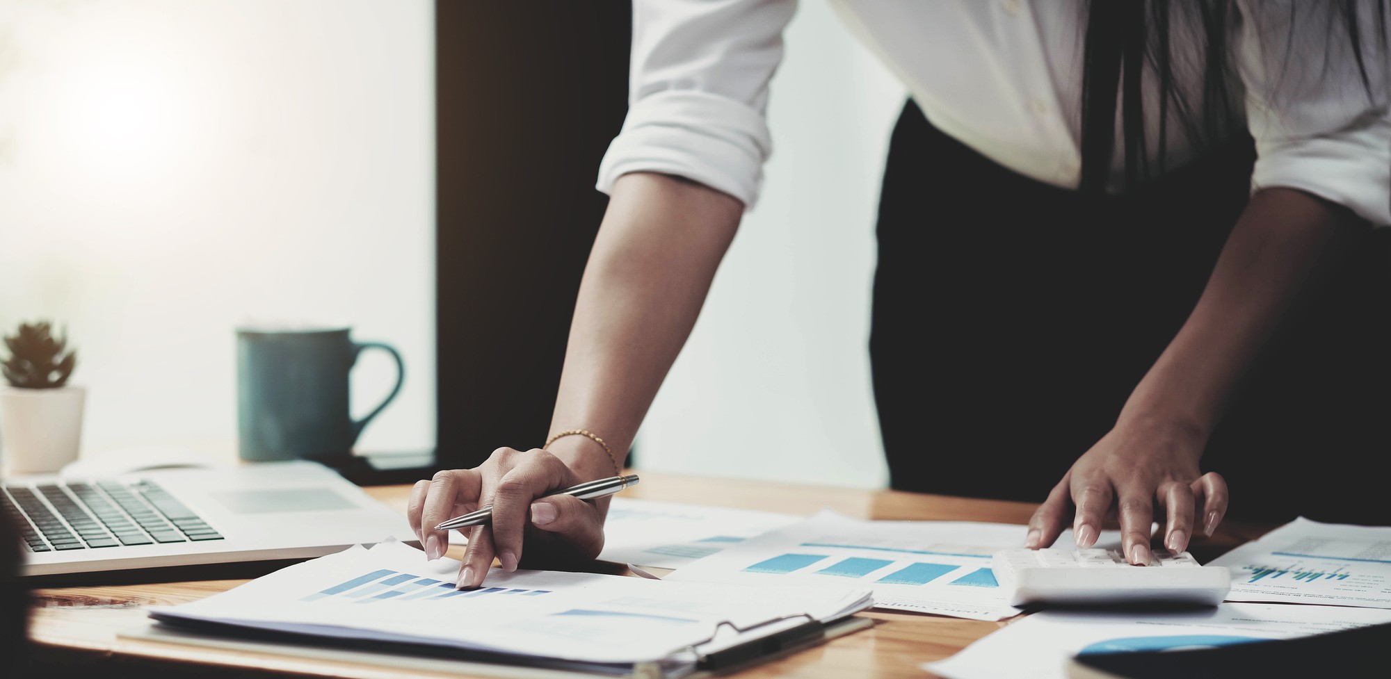 Professional legal services attorney in Singapore office providing expert consultation